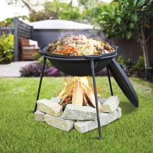 Казан с пловом на подставке